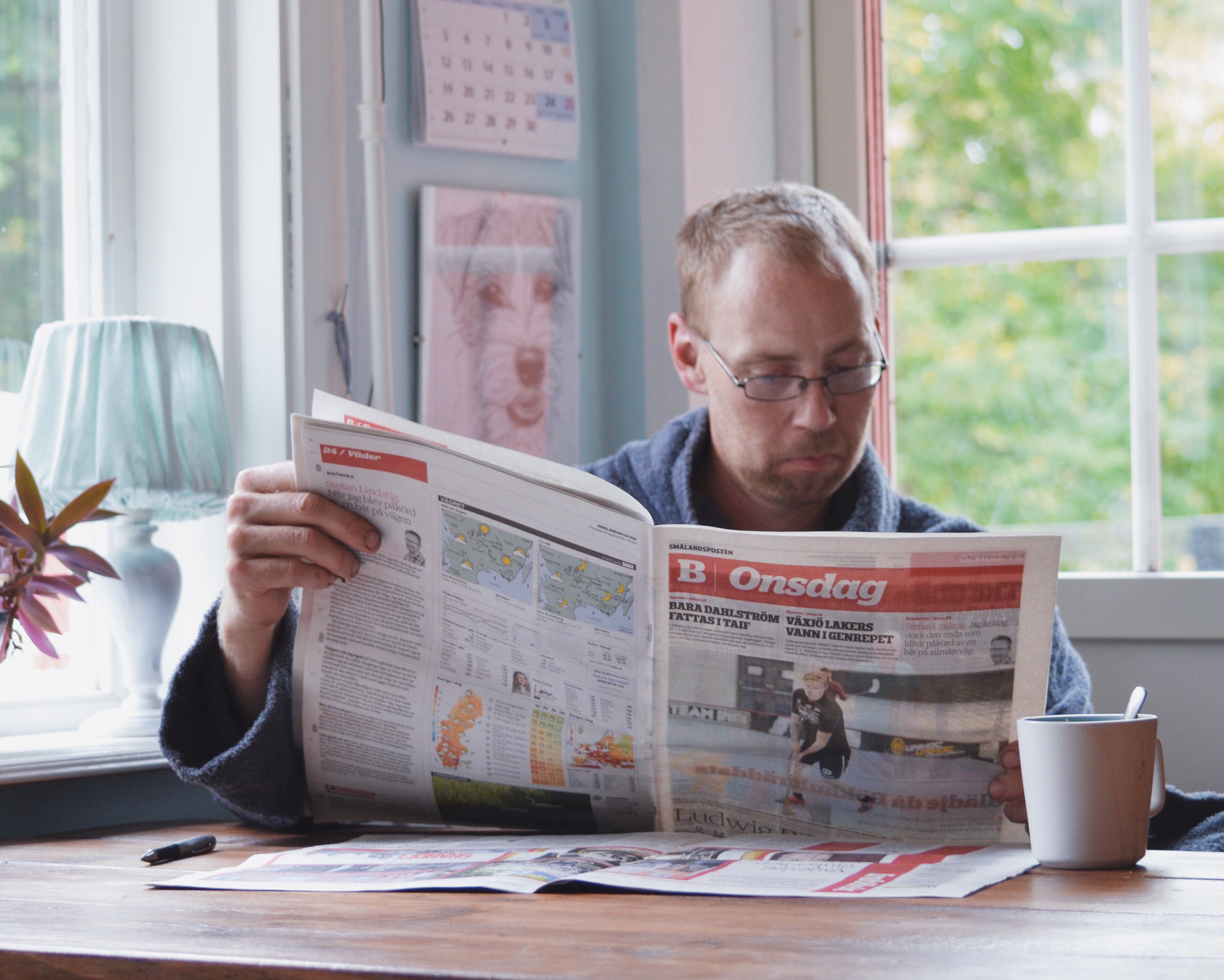 Newspaper man. Человек с газетой. Американец читает газету. Люди с газетами дома. Человек читает газету.